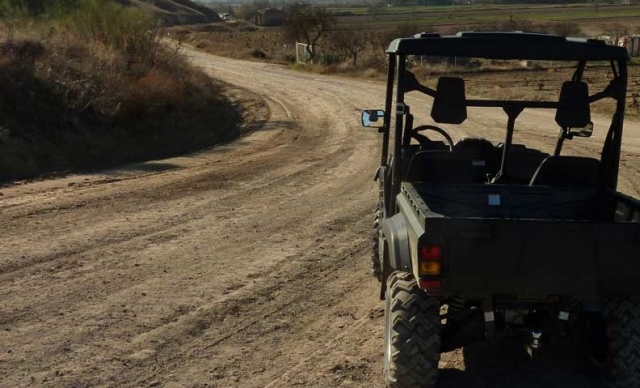  leerer Buggy auf sandigem Gelände 
